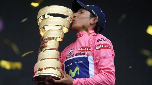 Nairo Quintana kisses the trophy