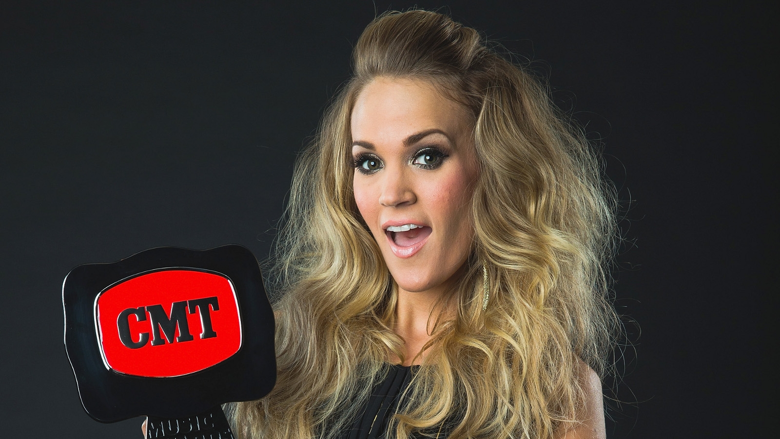 Carrie Underwood scoops top CMT Award