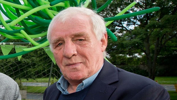 Eamon Dunphy apologises for his inappropriate language live on air