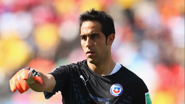 The 31-year-old Chile international thus ends an eight-year career with Real Sociedad