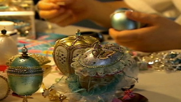 Chinese eggshell artist at work