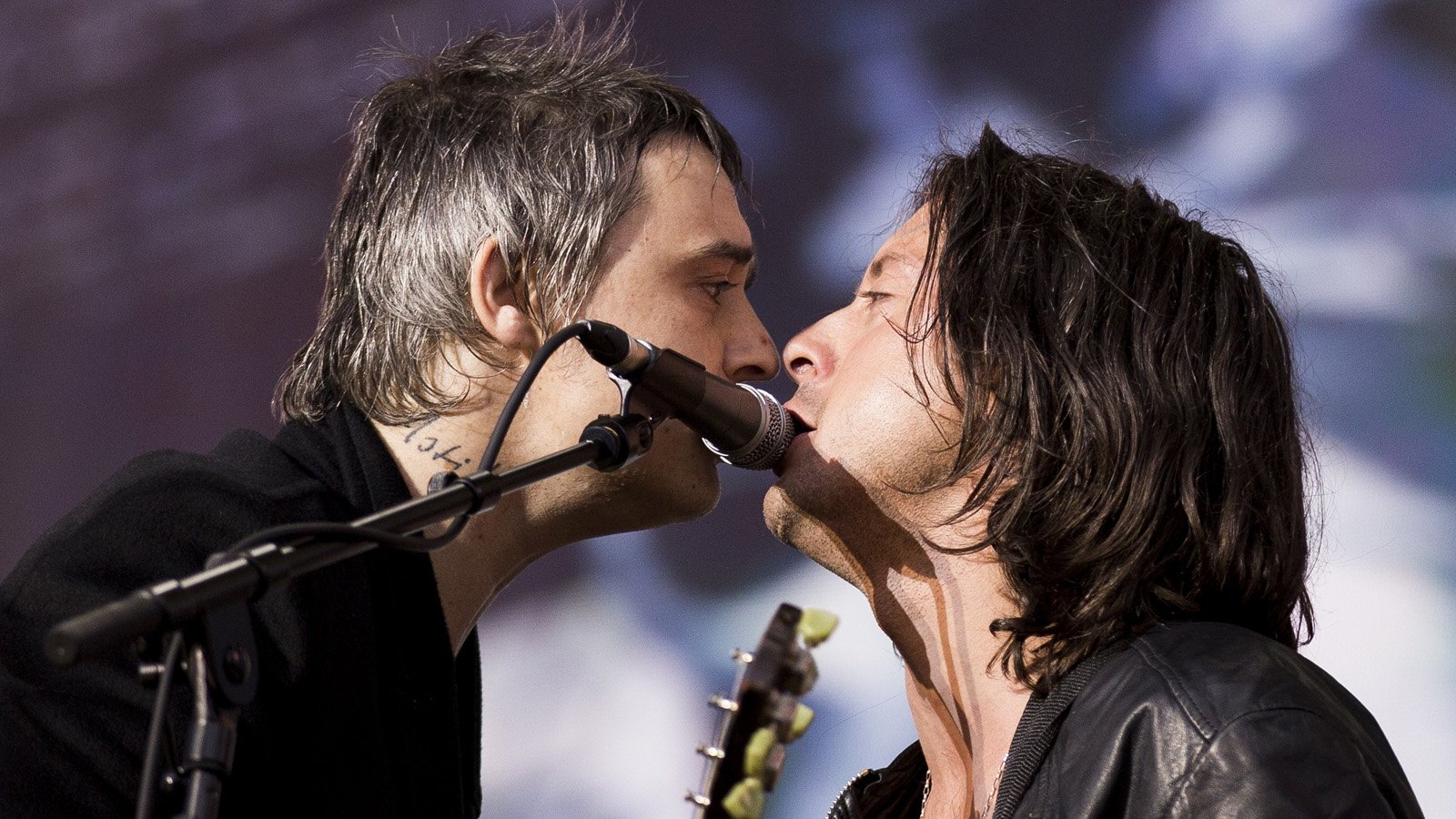 pete doherty and carl barat kiss