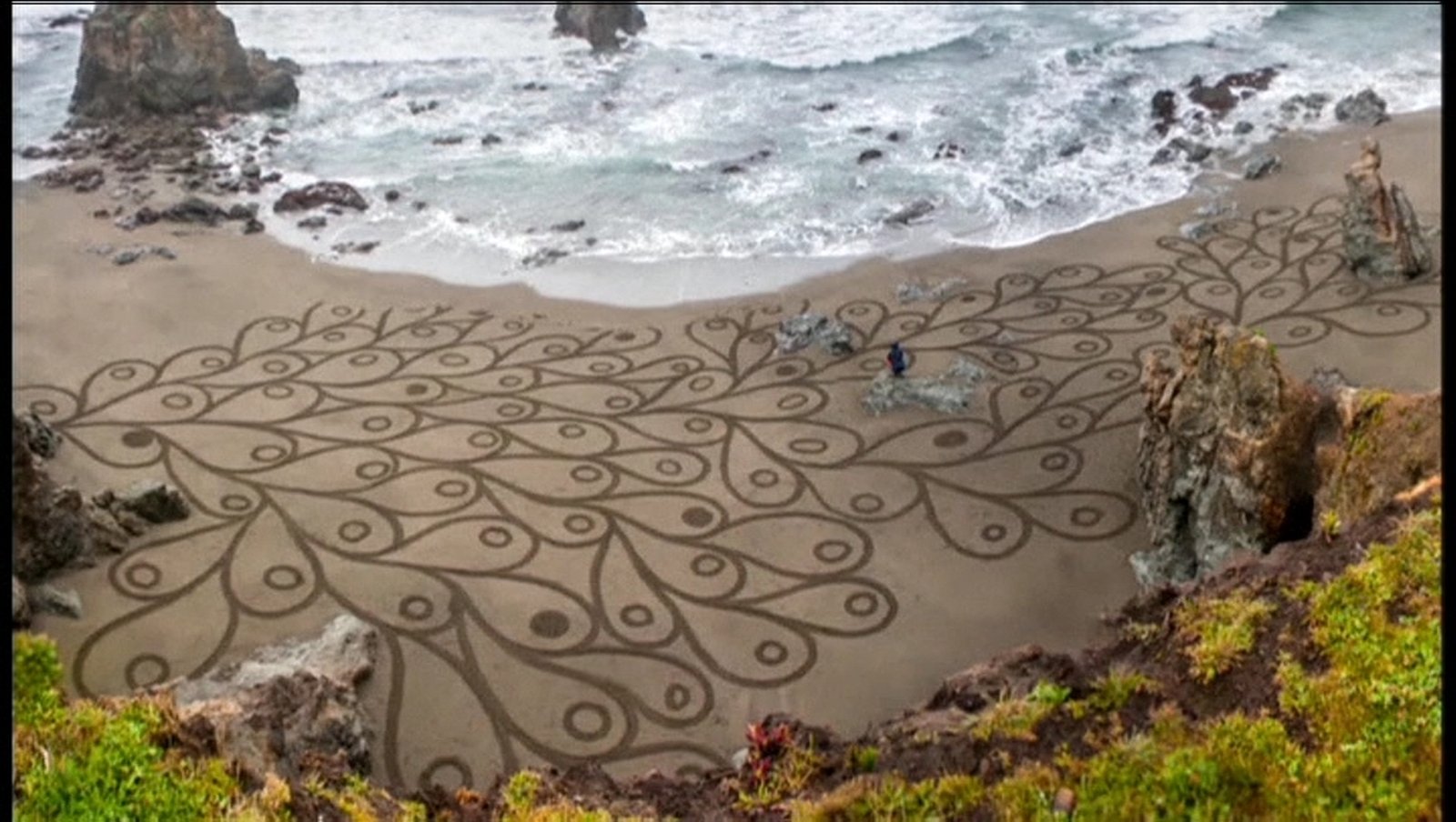 us-artist-who-creates-designs-in-the-sand