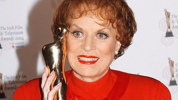 Maureen O'Hara pictured in 2004 holding the IFTA award with which she had just been presented.