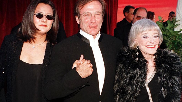 Robin Williams arriving at the 1998 Academy Awards with his then wife Marsha Garces and his mother Laurie.