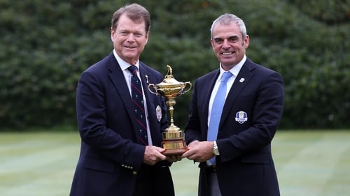US team captain Tom Watson (L) and Europe captain Paul McGinley (R) pose with the Ryder Cup trophy