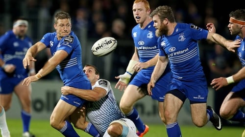 Leinster's Jimmy Gopperth offloads for Gordon D'Arcy to score a try
