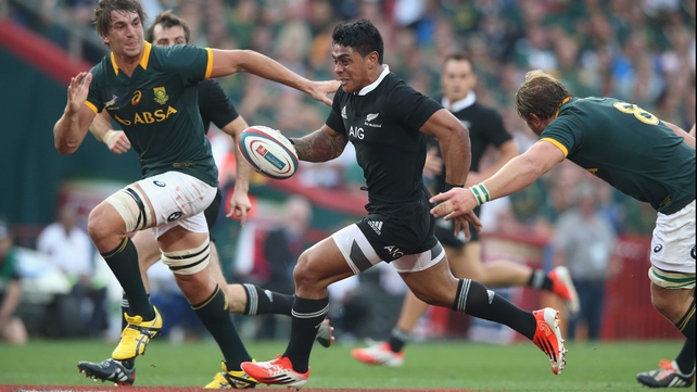 Malakai Fekitoa breaks through the Springbok defence for a try