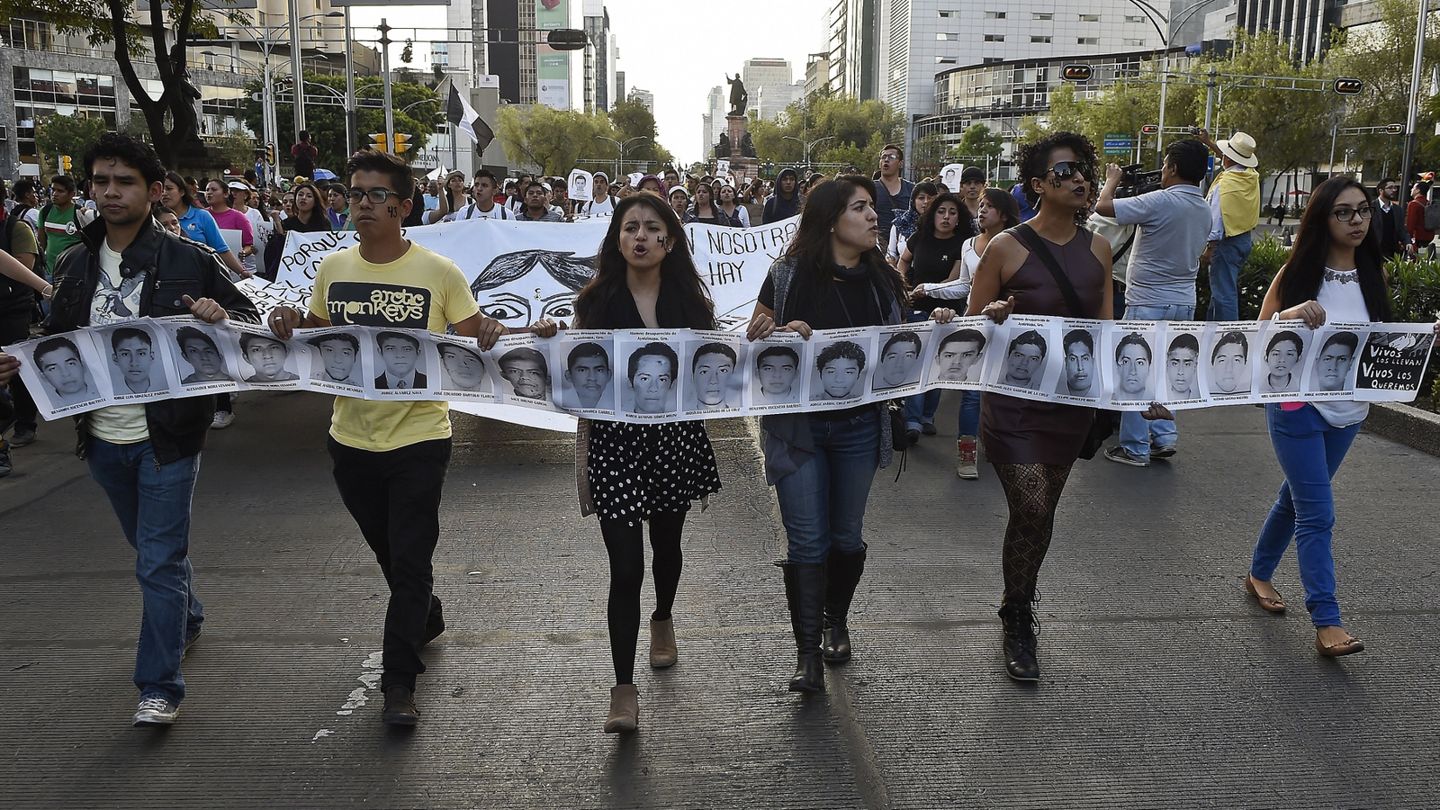 Исчезновение студентов в мексике. Мексиканская студентка. Мексиканский студент. Студенты протестуют. Исчезновение 43 студентов в Мексике.