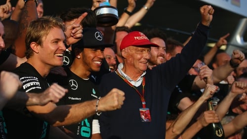 Lewis Hamilton (C) celebrates the constructors' title with Mercedes team-mate Nico Rosberg and chairman Nikki Lauda