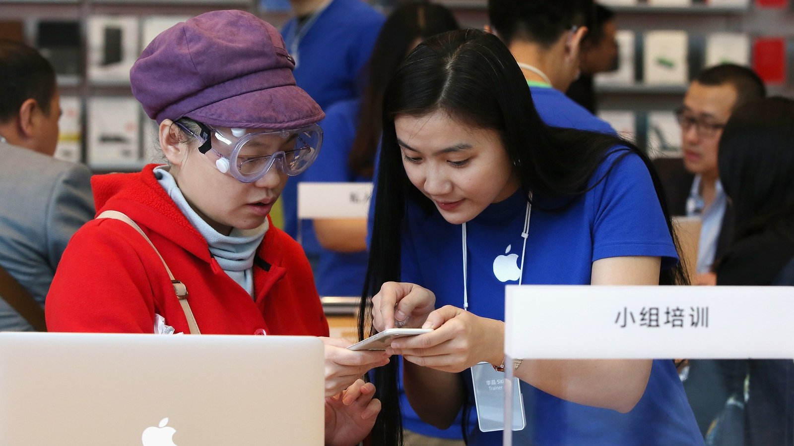 Китайские покупатели. Китайский покупатель. Поставщики Apple в Китае. Реклама Apple в Китае новый год. Group photo of Chinese Employees.