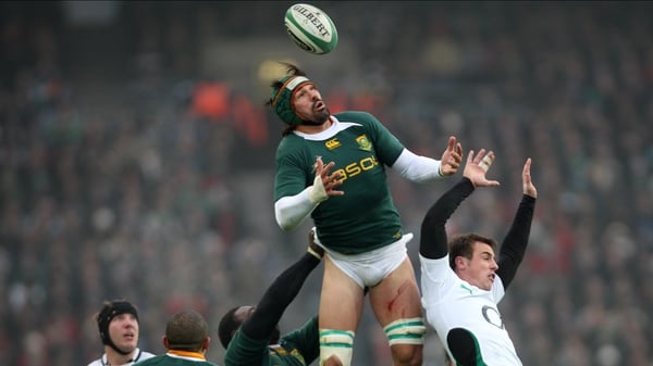 Victor Matfield in action against Ireland in 2009