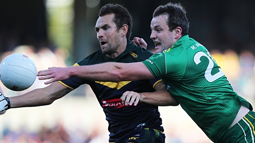 Luke Hodge and Michael Murphy contest the ball
