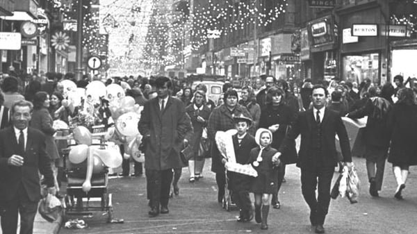 Christmas shoppers on Dublin's Henry Street in December 1970