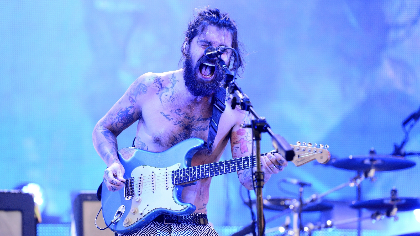 Simon Neil's Blonde Hair: The Inspiration Behind the Biffy Clyro Frontman's Iconic Look - wide 9