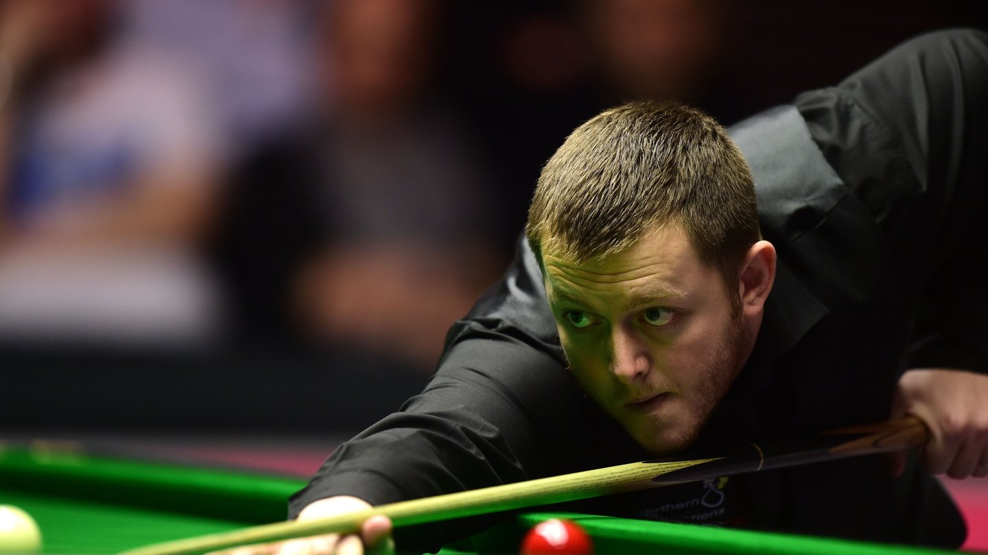 Mark Allen romps to victory over Ryan Day