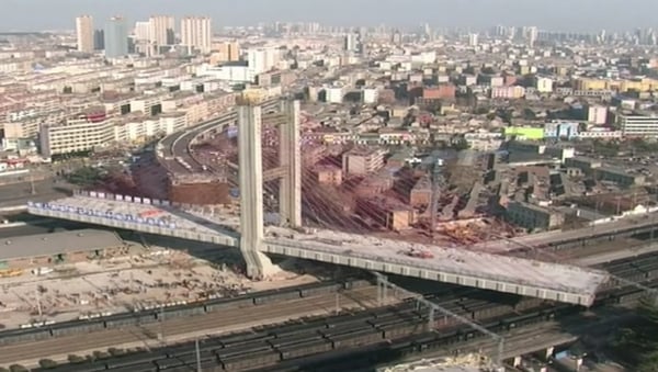 The swing bridge links both sides of the Beijing-Shanghai high-speed railway in Zoucheng