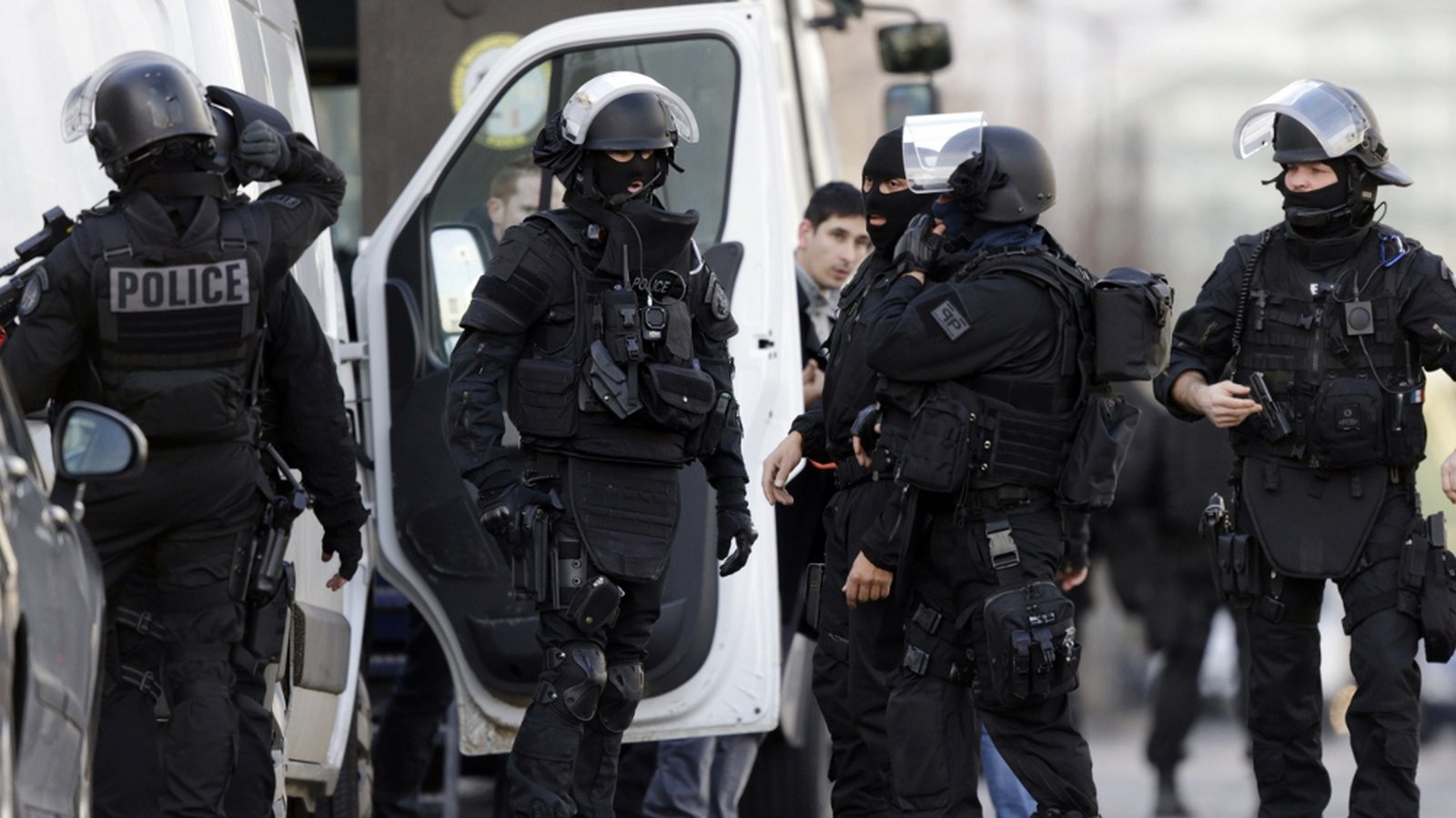 France to recruit extra police after Paris attacks