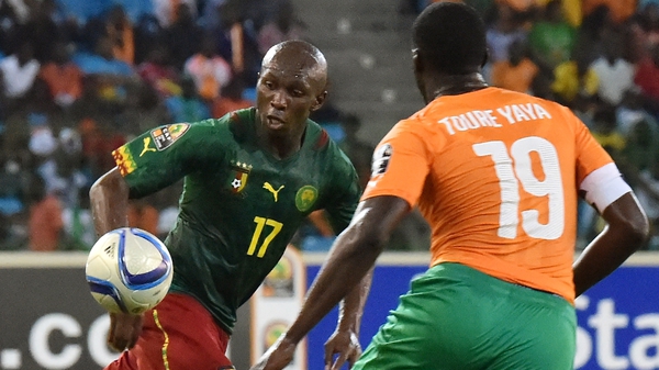 Cameroon's midfielder Stephane Mbia (L) challenges Ivory Coast midfielder Yaya Toure