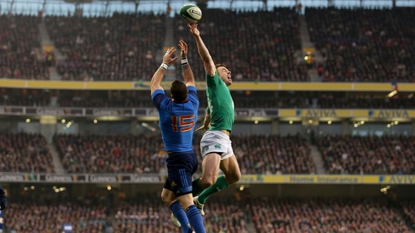 France's Scott Spedding and Ireland's Tommy Bowe contest a high ball at Aviva Stadium