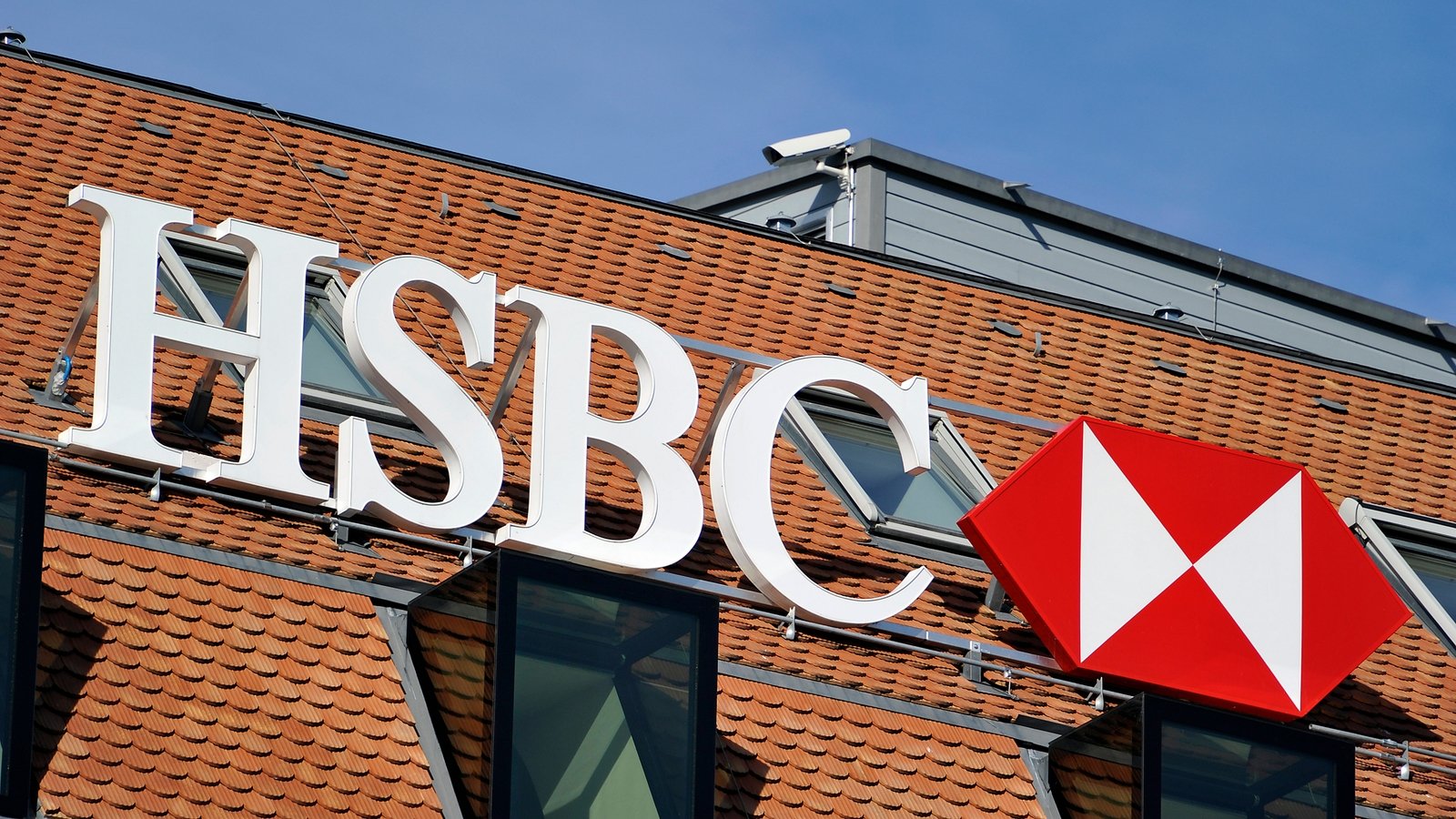 HSBC rewards shareholders with dividend as profit rises