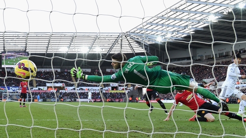 Ki Sung-Yueng (r) levels for Swansea goal past a diving David de Gea