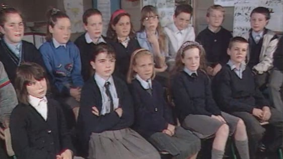 Students from Gaelscoil Inse Chór (1990)