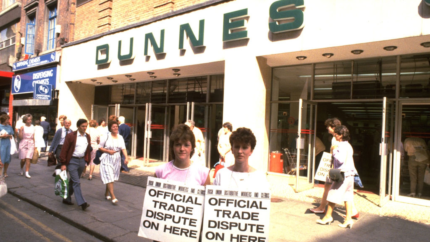 RTÉ Archives | Society | Dunnes Stores Workers Apartheid Strike