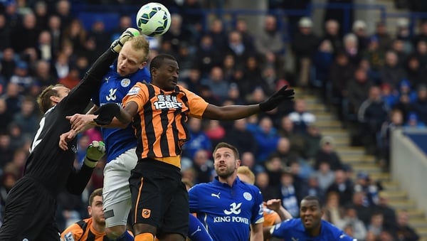 Mark Schwarzer punches the ball clear of Dame N'Doye of Hull and Ritchie De Laet