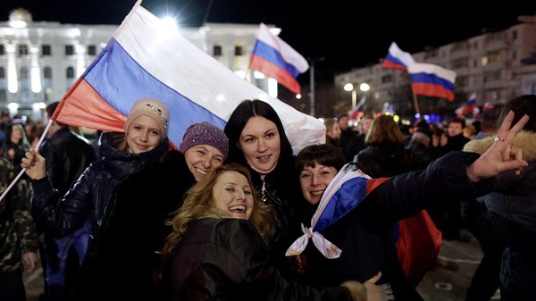 Women enjoy a concert marking the one-year anniversary of Crimea