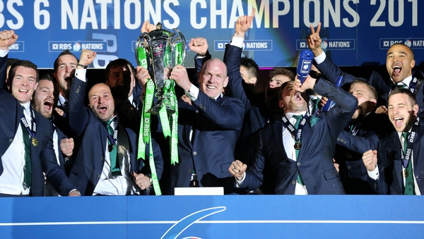Paul O'Connell lifts the 2015 Six Nations trophy