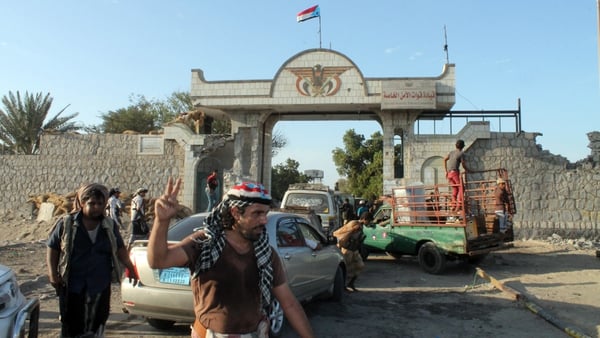 Yemeni militiamen loyal to President Hadi gather at the entrance of the Yemeni special forces command in Aden