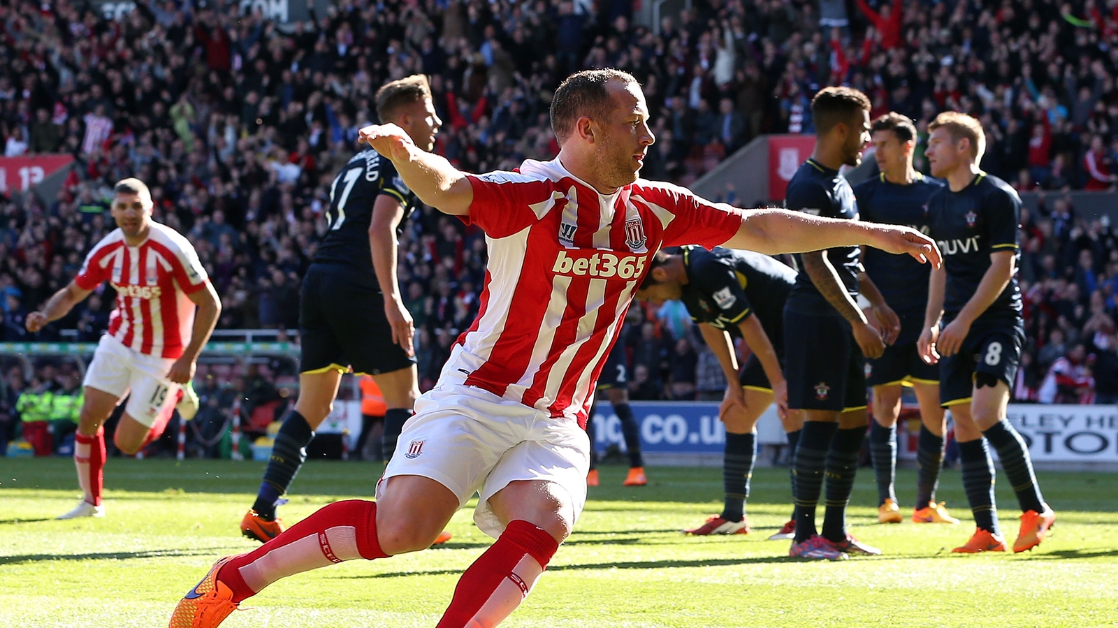 Peter Crouch scores late winner as Stoke beats Southampton 2-1