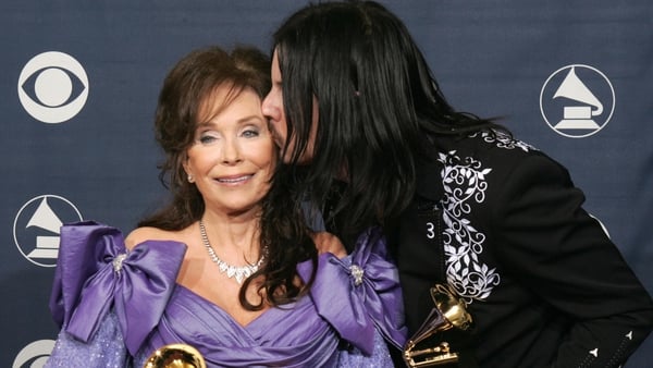 Jack White kisses Loretta Lynn at the Grammy Awards in 2005.