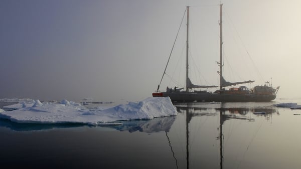 Tara in the Arctic Ocean (Pic A.Deniaud/Tara Expéditions)