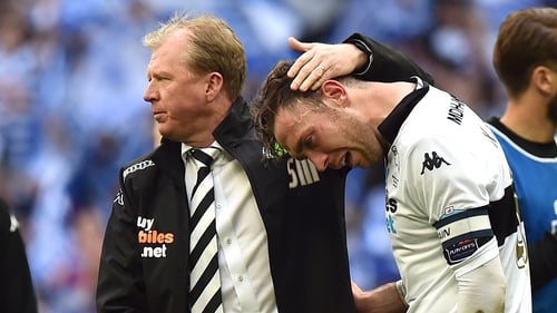 Steve McClaren consoles Derby's Ireland defender Richard Keogh after the 2014 play-off defeat