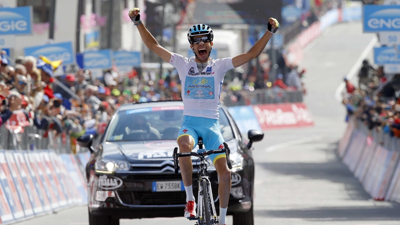 Fabio Aru crosses the line to win stage 19