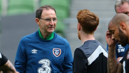 Martin O'Neill chats with Stephen Quinn during today's training session at the Aviva Stadium
