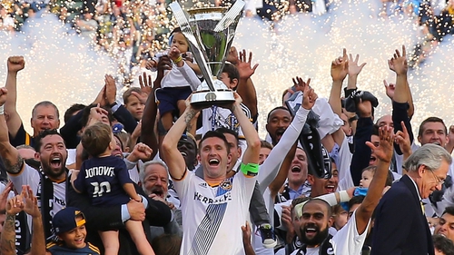 Robbie Keane lifts the MLS Cup in 2014
