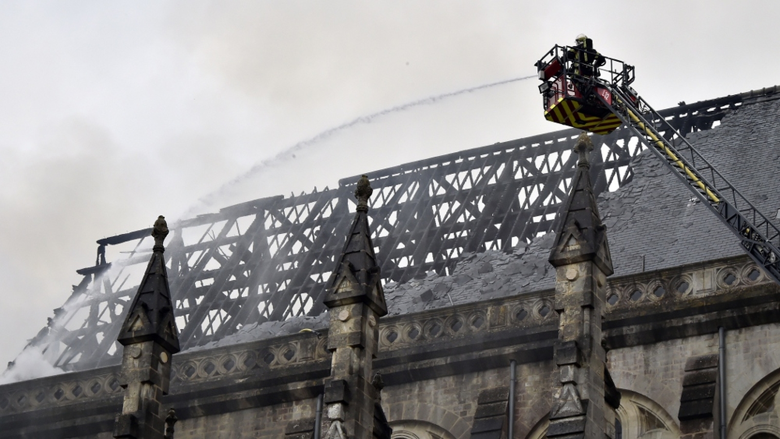 провалилась крыша в гараже от снега. сломал на крыше замок. бакланы сломали крышу. изношенная кровля. разбитая крыша домика.