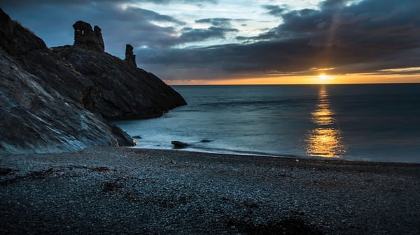 The sun rising on the summer solstice in Black Castle, Co Wicklow (Pic: Martin Critchley)
