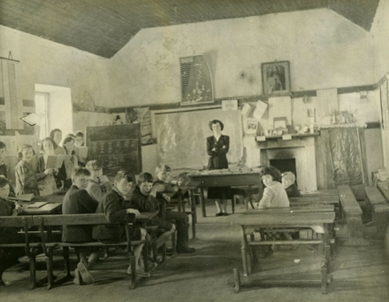 An múinteoir Bríd Nic Fhionnlaoich le páistí scoile i dToraigh 1956.  © RTÉ. 