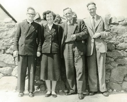 An t-Athair Eoghan Ó Colm (sagart an oileáin), Bríd Nic Fhionnlaoich,  Seán Ó hEochaidh ón Choimisiún Béaloideasa agus Proinsias Ó Conluain ag Cé Mhachaire Rabhartaigh.  © RTÉ