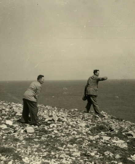 Proinsias Ó Conluain leis an innealtóir fuaime Ned Nugent i dToraigh 1956. © RTÉ. 