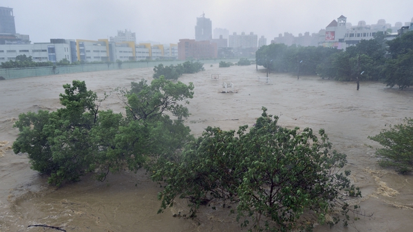 Jingmei river floods as Typhoon Soudelor hits Taipei