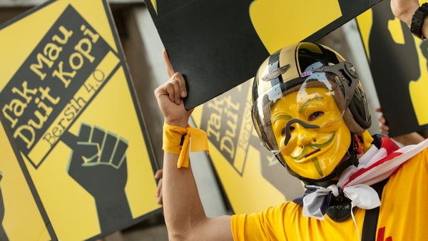 Rally triggered over financial crisis surrounding prime minister