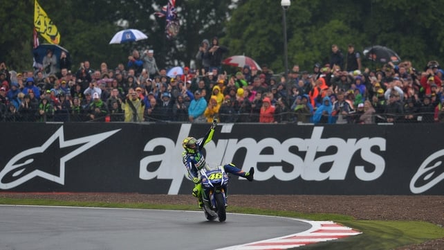 Rossi salutes the crowd at the end