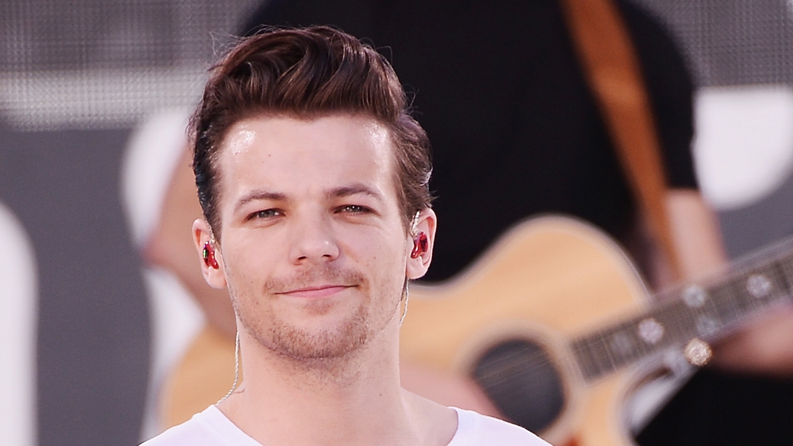 Louis Tomlinson baby: One Direction singer confirms son's arrival on Twitter