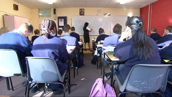 Those working in education earned an average hourly rate of €33.63 in the third quarter, however, this amount has fallen by 2% in the past year