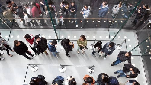 Regular human beings queue for the iPhone in Sydney